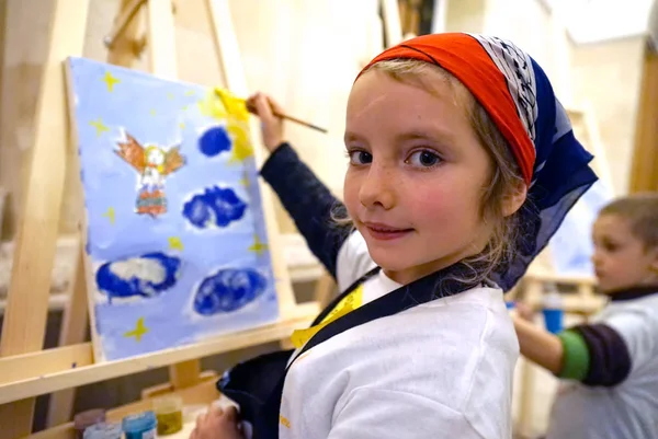 Moskova, Rusya - Ekim, 2018: Kız melek Katedral Mesih'in Savior çizer.