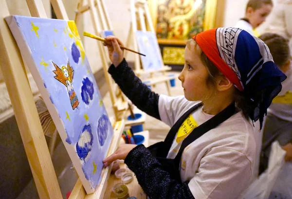 Moskova, Rusya - Ekim, 2018: Kız melek Katedral Mesih'in Savior çizer.