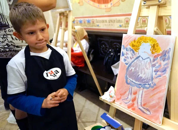 Moskova, Rusya - Ekim, 2018: Çocuk bir melek Katedral Mesih'in Savior çizer.