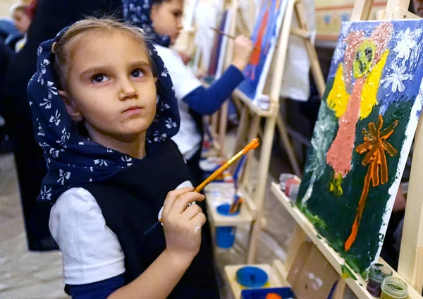 Moskova, Rusya - Ekim, 2018: Kız melek Katedral Mesih'in Savior çizer.