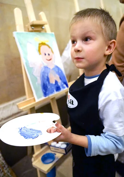 Moskau Russland Oktober 2018 Der Junge Zeichnet Einen Engel Der — Stockfoto