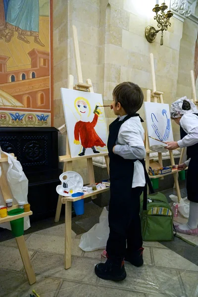 Moskova, Rusya - Ekim, 2018: Çocuk bir melek Katedral Mesih'in Savior çizer.