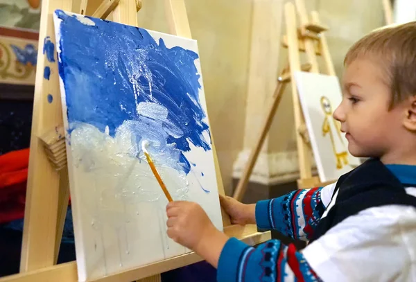 モスクワ ロシア連邦 2018 少年は 救世主キリスト大聖堂の天使を描画します — ストック写真