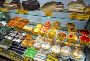 Moskova, Rusya - Şubat, 2018: Kek üstünde belgili tanımlık sayaç, bir Pastane.