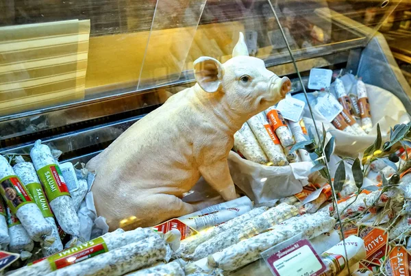 모스크바 러시아 2018 정육점이 카운터에 돼지고기 소시지의 복사본 — 스톡 사진