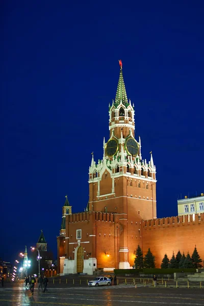 Moskova, Rusya - Ocak, 2016: İşçinin Kulesi ve Kızıl Meydan Kremlin duvarda. Gece görünümü.