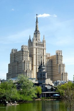 Moskova, Rusya - Haziran, 2016: Kudrinskaya Meydanı'nda Konut Binası. Hayvanat bahçesinde gölden görüntülemek.