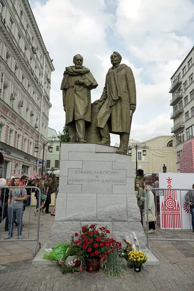 Огонек Памятник Станиславскому Немировичу Данченко — стоковое фото