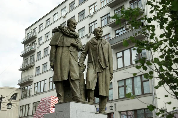 Огонек Памятник Станиславскому Немировичу Данченко — стоковое фото