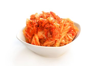 Kimchi bir seramik tabak üzerinde.