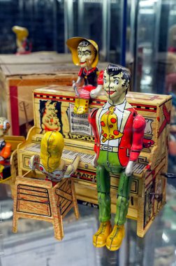 Moskova - Mart, 2018: Metal şarkıcı ve piyano. Bir retro Oyuncak Mağazası eski oyuncaklar ile vitrin.