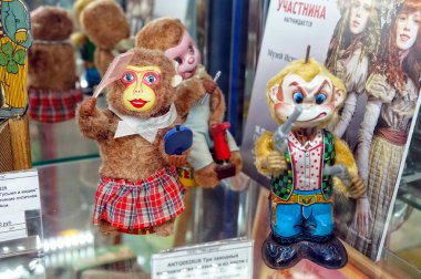Moskova - Mart, 2018: bir silahla maymun. Bir retro Oyuncak Mağazası eski oyuncaklar ile vitrin.