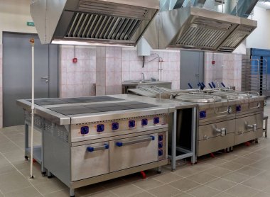 Büyük elektrikli soba ve pişirme, mutfak ekipmanları için kazanlar.