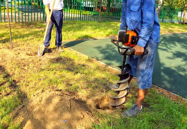 Man Uses Manual Mechanical Drill Drilling Holes Ground — Stock Photo, Image