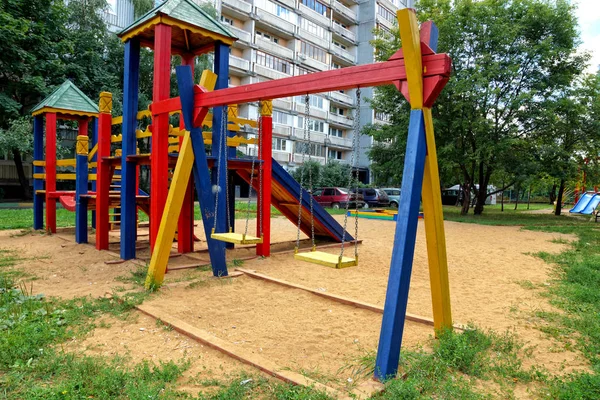 Parco Giochi Bambini Con Altalene — Foto Stock