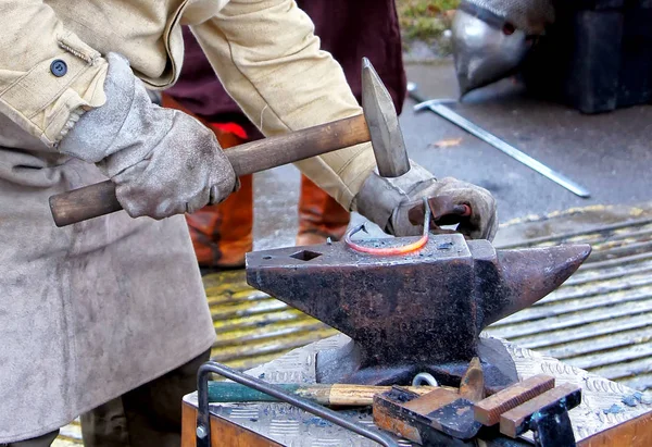 Fabbro Forgia Gancio Metallico Sull Incudine — Foto Stock