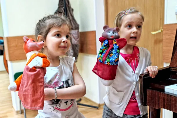 Moskau Russland Juni 2016 Zwei Mädchen Mit Handpuppen — Stockfoto