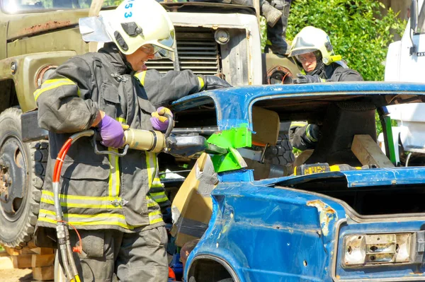 モスクワ ロシア連邦 2016 救助者に事故車を開きます 救助サービスの教義 — ストック写真