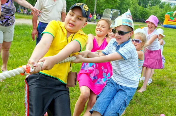 Moscow Russia June 2016 Children Pull Rope Children Games Park — Stock Photo, Image