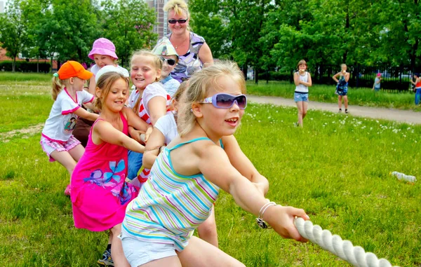 Moscou Rússia Junho 2016 Crianças Puxam Corda Jogos Infantis Parque — Fotografia de Stock