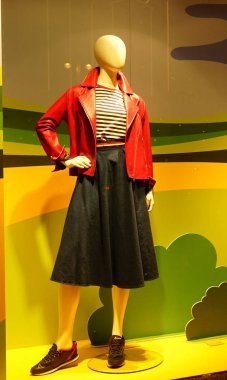 Moskova, Rusya - Nisan 2019: Mevsimlik bahar giysi koleksiyonu. Vitrinler, şehrin sokaklarında mankenler.