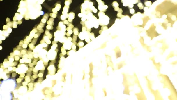 Guirnaldas Lámparas Eléctricas Calle Noche Bobina Luminosa Amarilla Desenfoque Suave — Vídeos de Stock