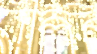 Sokak, gece görünümü, Festival sokak ışıkları Elektrik aydınlatma. Elektrik lambaları, defocused ışıklar açık renkli.