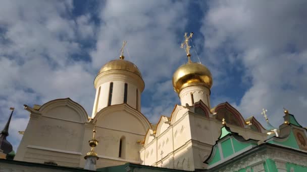 在落日的阳光下 东正教教堂的圆顶 白云划过蓝天 — 图库视频影像