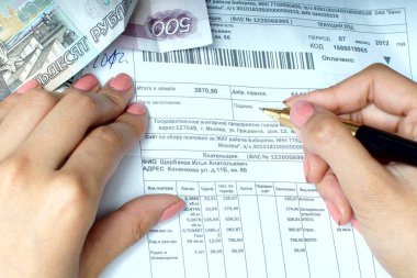 Moskova, Rusya-Eylül, 2018: kamu hizmetlerinin ödenmesi için belgelerin Imzalanması, konut yönetim şirketi. Banknot.