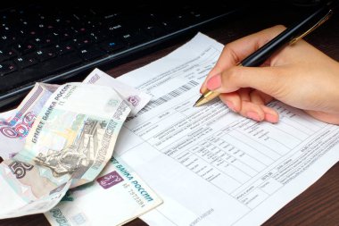 Moskova, Rusya-Eylül, 2018: kamu hizmetlerinin ödenmesi için belgelerin Imzalanması, konut yönetim şirketi. Banknot.