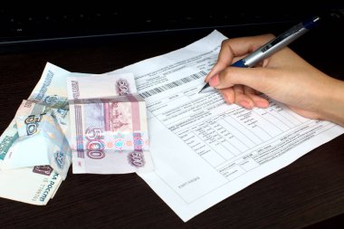 Moskova, Rusya-Eylül, 2018: kamu hizmetlerinin ödenmesi için belgelerin Imzalanması, konut yönetim şirketi. Banknot.