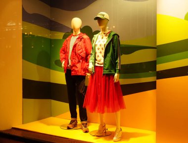 Moskova, Rusya - Nisan 2019: Mevsimlik bahar giysi koleksiyonu. Vitrinler, şehrin sokaklarında mankenler.