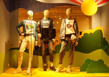 Moskova, Rusya - Nisan 2019: Mevsimlik bahar giysi koleksiyonu. Vitrinler, şehrin sokaklarında mankenler.