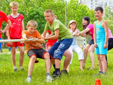 Moskova, Rusya - Haziran, 2016: Çocuk, çocuk oyunları parkta ipi.