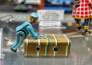 Moskova - Mart, 2018: Bagaj ile mekanik porter. Bir retro Oyuncak Mağazası eski oyuncaklar ile vitrin.