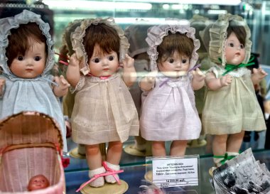 Moskova - Mart, 2018: Porselen bebekler. Bir retro Oyuncak Mağazası eski oyuncaklar ile vitrin.