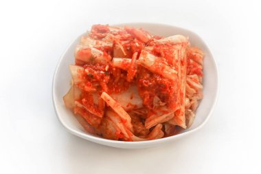 Kimchi beyaz bir plaka üzerinde.