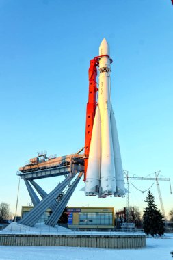 Moskova, Rusya - Ocak, 2017: Vostok, uzay aracı başlatmak için üç aşamalı fırlatma aracı. VVC (Fuar). Yazıt, Rus 