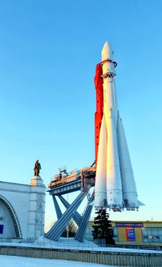 Moskova, Rusya - Ocak, 2017: Vostok, uzay aracı başlatmak için üç aşamalı fırlatma aracı. VVC (Fuar). Yazıt, Rus 