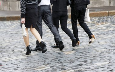 Bacaklar kaldırım yürüyen insan.