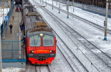 Moskova, Rusya - Ocak, 2017: Platform trende, insanlar arabalar, kış günü oturmak.