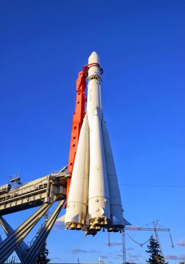 Moskova, Rusya - Ağustos, 2017: Vostok, uzay aracı başlatmak için üç aşamalı fırlatma aracı. VVC (Fuar). Yazıt, Rus 