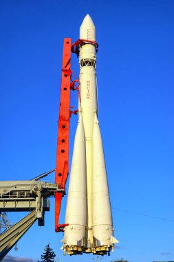 Moskova, Rusya - Ağustos, 2017: Vostok, uzay aracı başlatmak için üç aşamalı fırlatma aracı. VVC (Fuar). Yazıt, Rus 