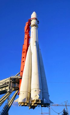 Moskova, Rusya - Ağustos, 2017: Vostok, uzay aracı başlatmak için üç aşamalı fırlatma aracı. VVC (Fuar). Yazıt, Rus 