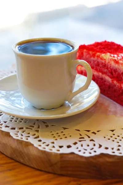 Чашка Кофе Красный Торт Деревянной Доске Белая Салфетка — стоковое фото