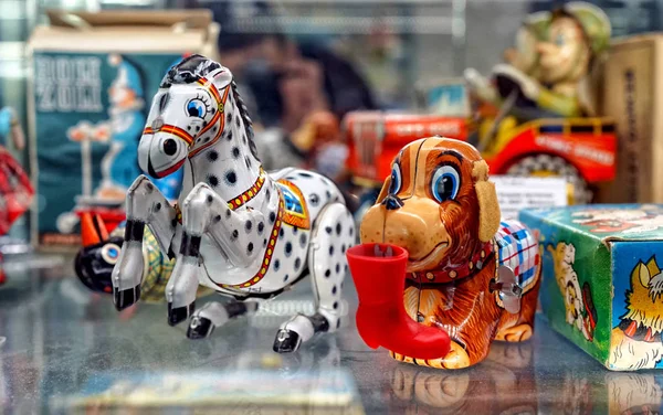 Μόσχα Μαρτίου 2018 Μεταλλική Άλογο Και Σκυλί Βιτρινα Παλιά Παιχνίδια — Φωτογραφία Αρχείου