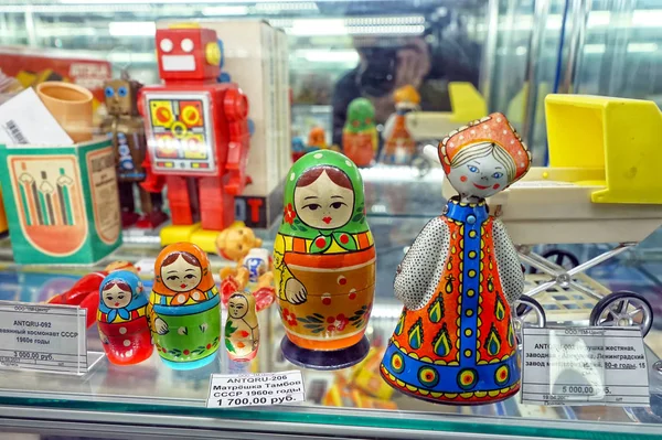 Moskou Maart 2018 Clockwork Pop Matryoshka Vitrine Met Oude Speelgoed — Stockfoto