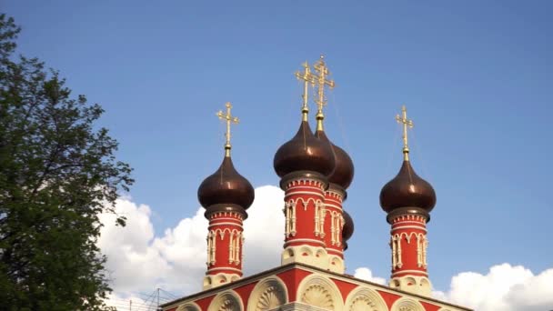 Cupole Una Chiesa Ortodossa Cielo Blu Con Nuvole Fogliame Verde — Video Stock