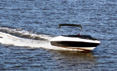 Motorlu tekne, suda beyaz iz.