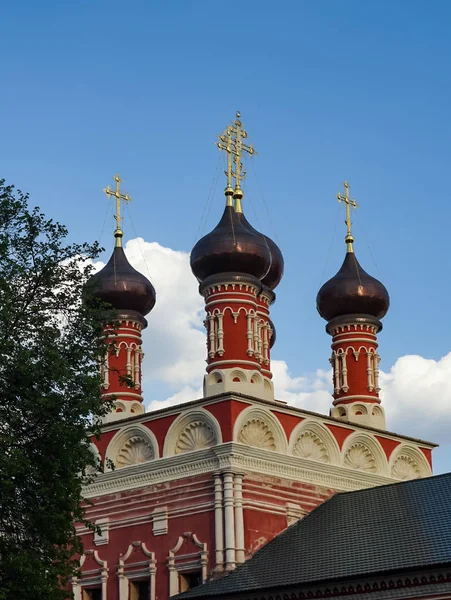 Купола Православной Церкви Голубое Небо Облаками Зеленая Листва Деревьев — стоковое фото